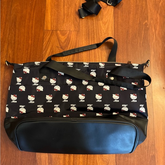 Hello Kitty Travel Bag - Picture 4 of 4